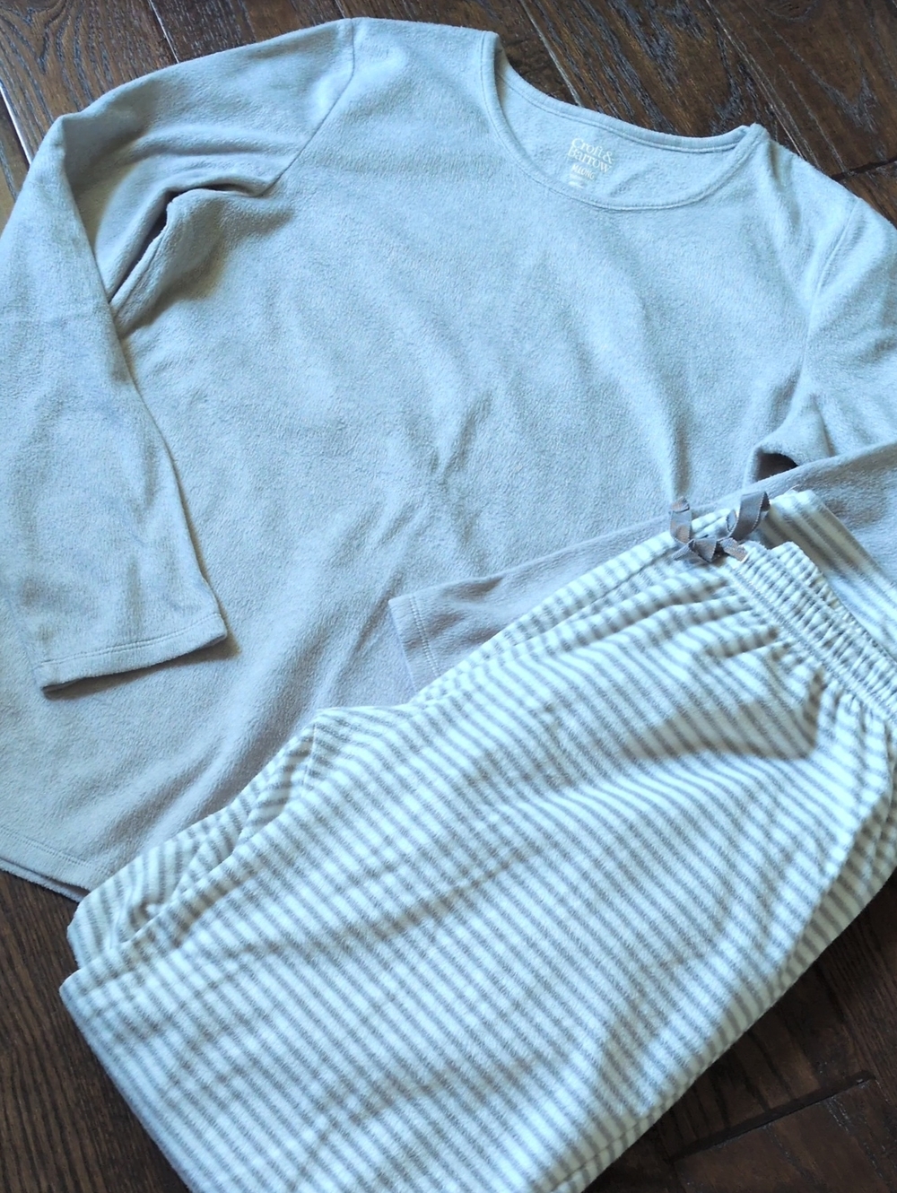 CROFT & BARROW I Cozy Fleece Light Gray Long-Sleeve Top & Striped PJ Pants, M L